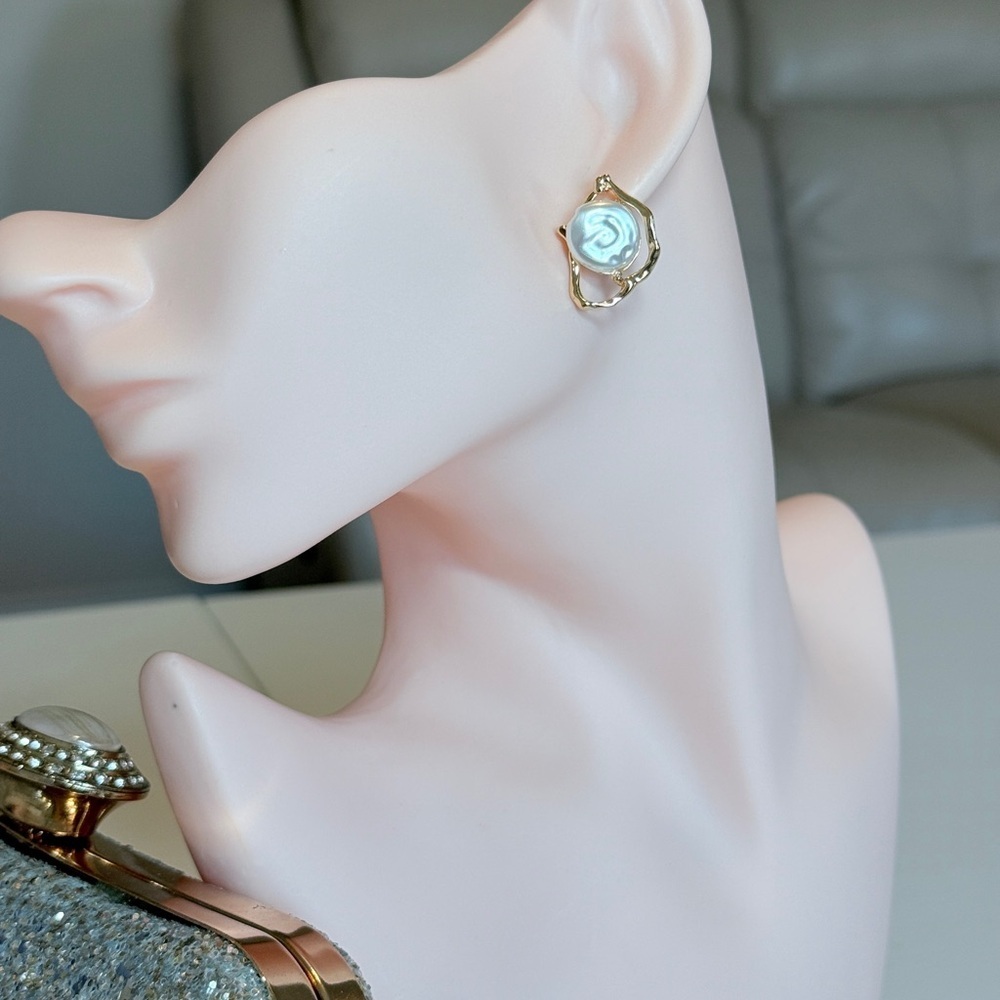 Minimalist Trendy Gold and Pearl Earrings - Picture 3 of 10